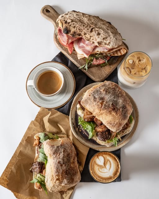 Cafés y sándwiches de Fudge Club servidos en una mesa