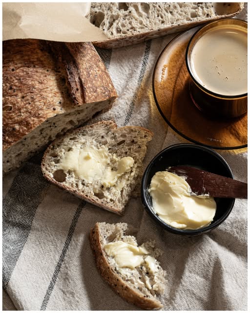 Pan con mantequilla y una taza de café