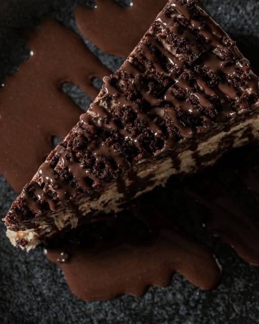 Porción de torta con chocolate de Fudge Club